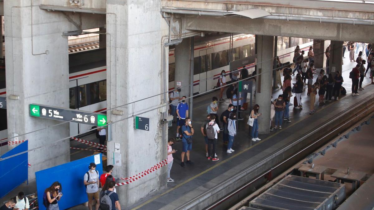 Viajeros esperando su tren en la estación de Córdoba.