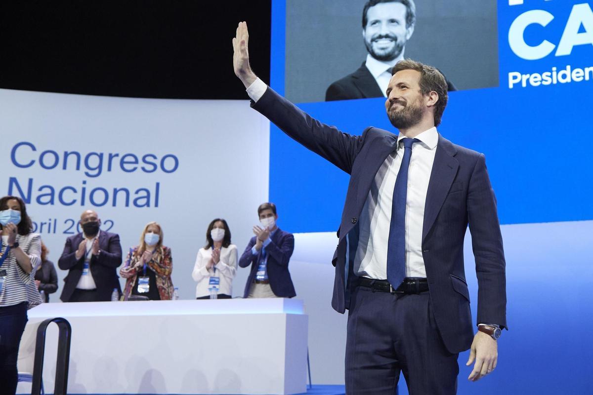 El presidente saliente, Pablo Casado, en su intervención en el Palacio de Congresos y Exposiciones de Sevilla (FIBES) para participar en el XX Congreso extraordinario del PP, a 1 de abril de 2022, en Sevilla, Andalucía (España). El Partido Popular encumbr