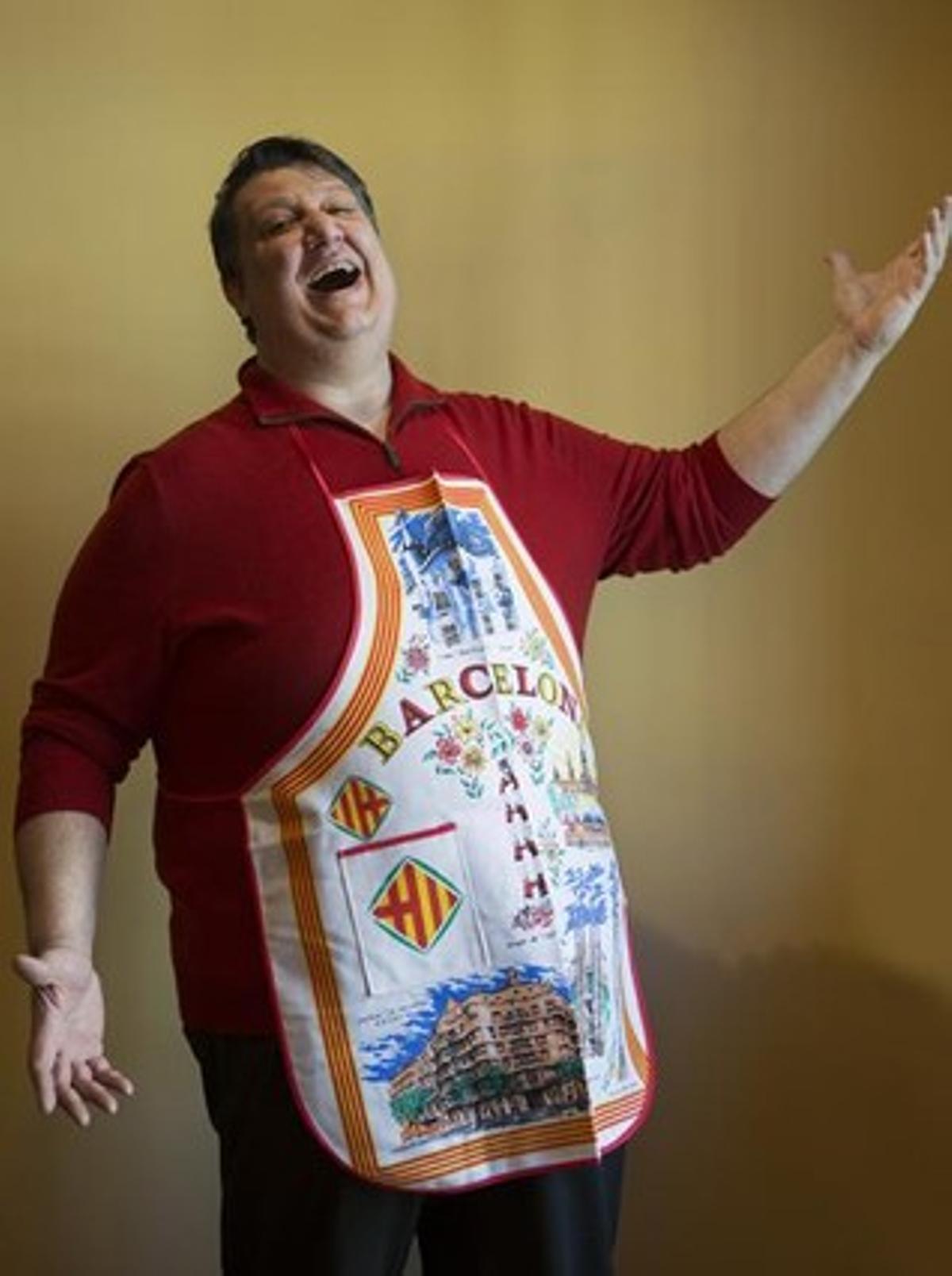 El baríton Ambrogio Maestri, amb el davantal. El baríton Ambrogio Maestri, amb el davantal.