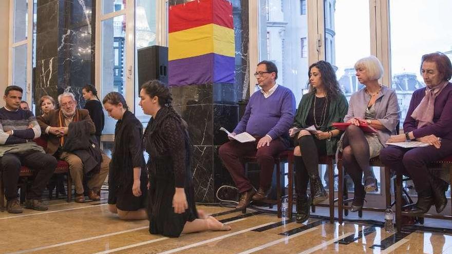 Por la derecha, Laura González, Concha Masa, Alejandra Matallanas y José García, observando la actuación de las bailarinas de la escuela de danza La Caracola, ayer, en el Campoamor.