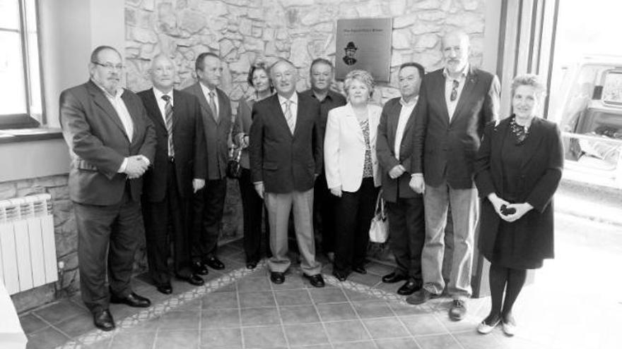 Familiares de don Augusto, arropados por vecinos y autoridades, ante la placa que recuerda al maestro de Poago.