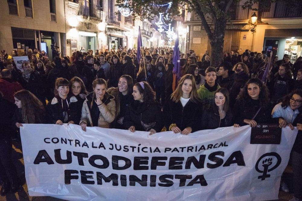 Unes 400 persones es manifesten a Manresa contra la violència masclista