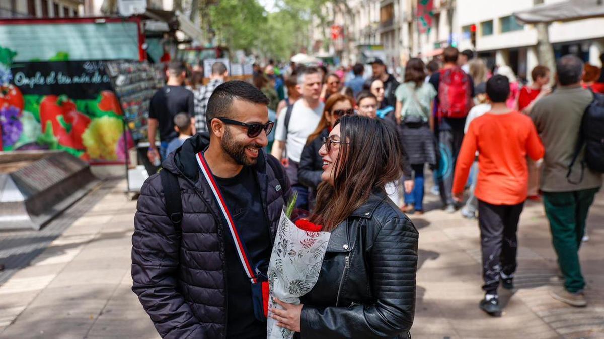 Ambiente previo al día de Sant Jordi en La Rambla de Barcelona