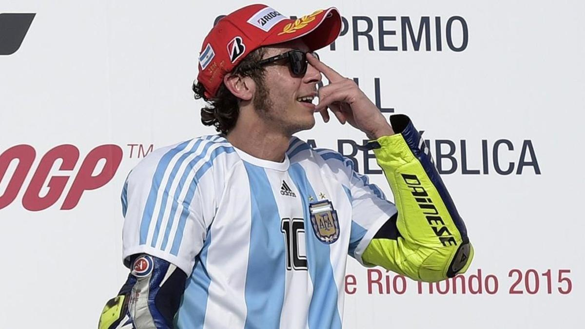 Valentino Rossi celebró, en el 2015, su vinctoria en Argentina luciendo la camiseta de Diego Armando Maradona.