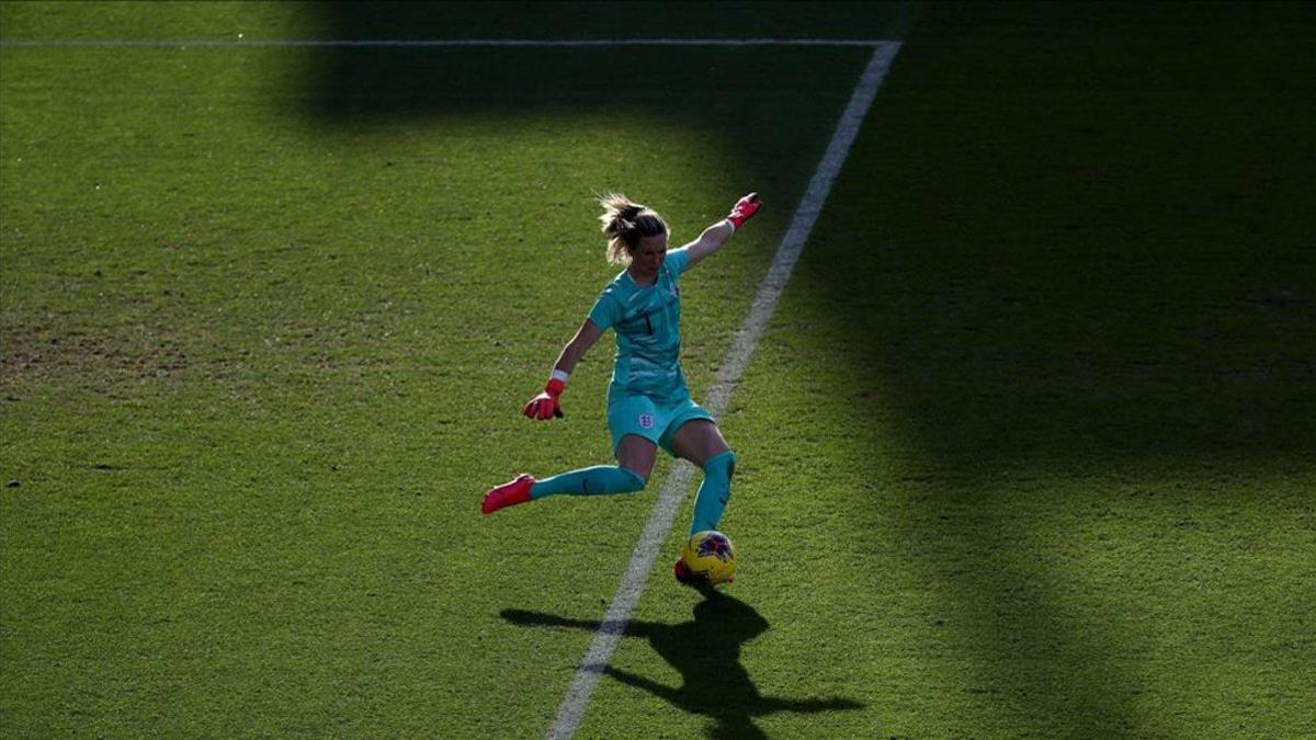 Inglaterra sigue los pasos de España en materia de fútbol femenino.