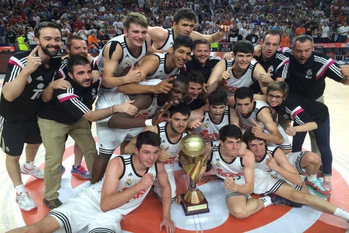 Sergio Vicente (derecha), celebrando un título con el Real Madrid