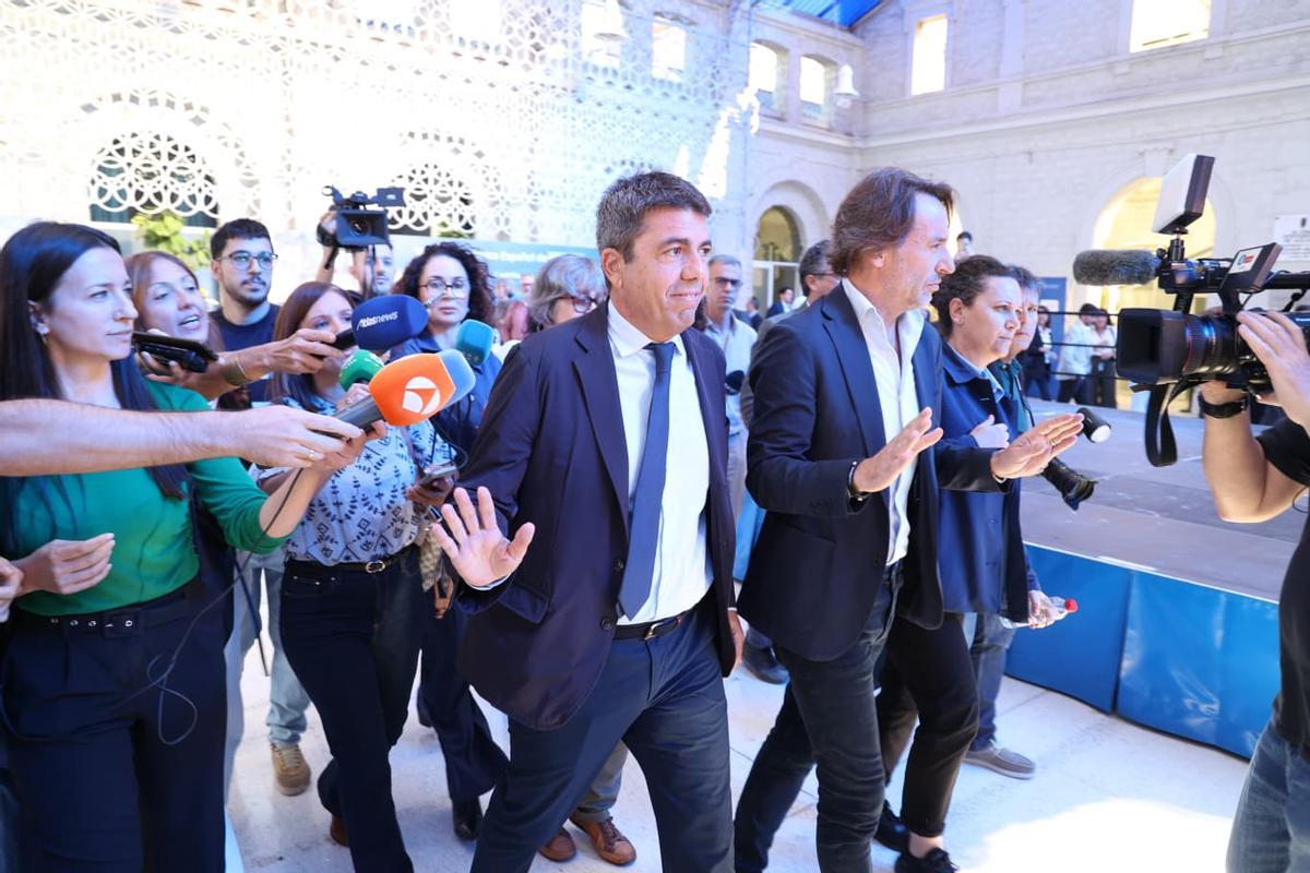 Mazón evita responder sobre la comida con Vilaplana en su primera aparición tras la nueva versión del 29-O