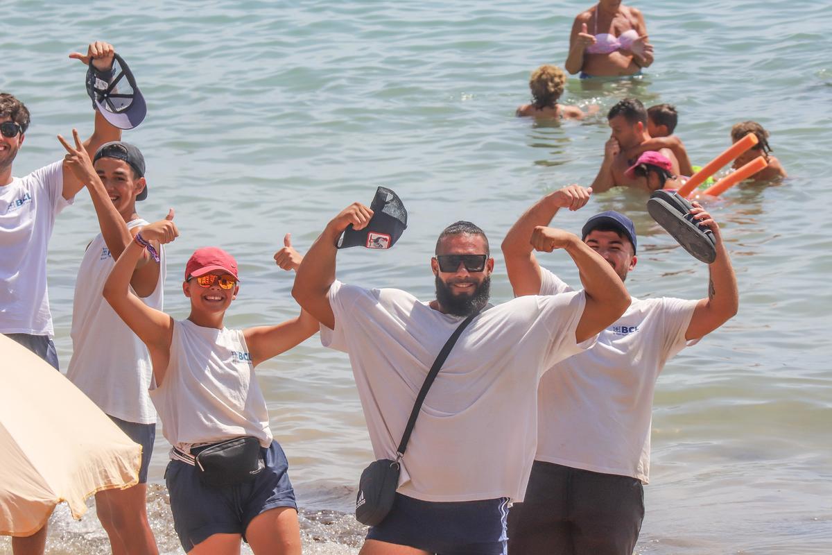 Los vigilantes de playa bromean ante el cámara de INFORMACIÓN