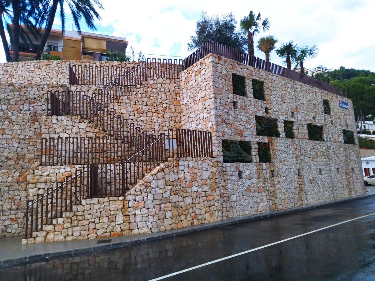 El nuevo muro, que formaba parte de las obra de consolidación del talud de la Caleta del Port, ya está acabado