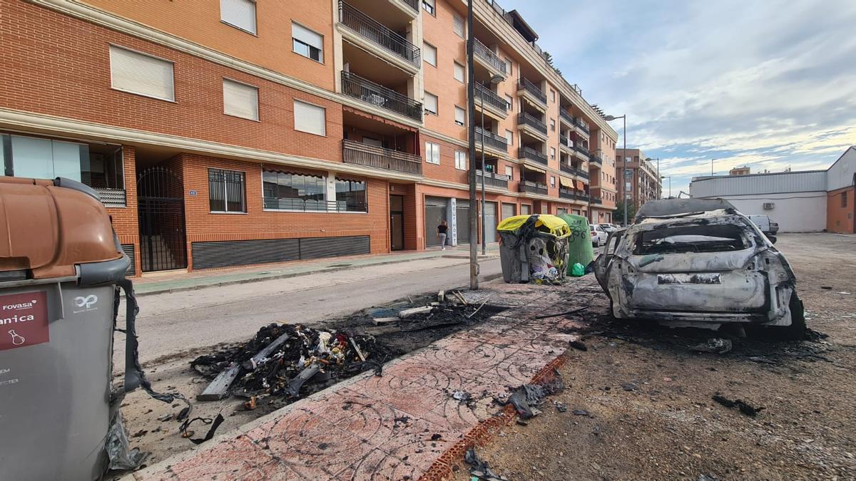 Coche afectado por la quema de un contenedor en Albal.