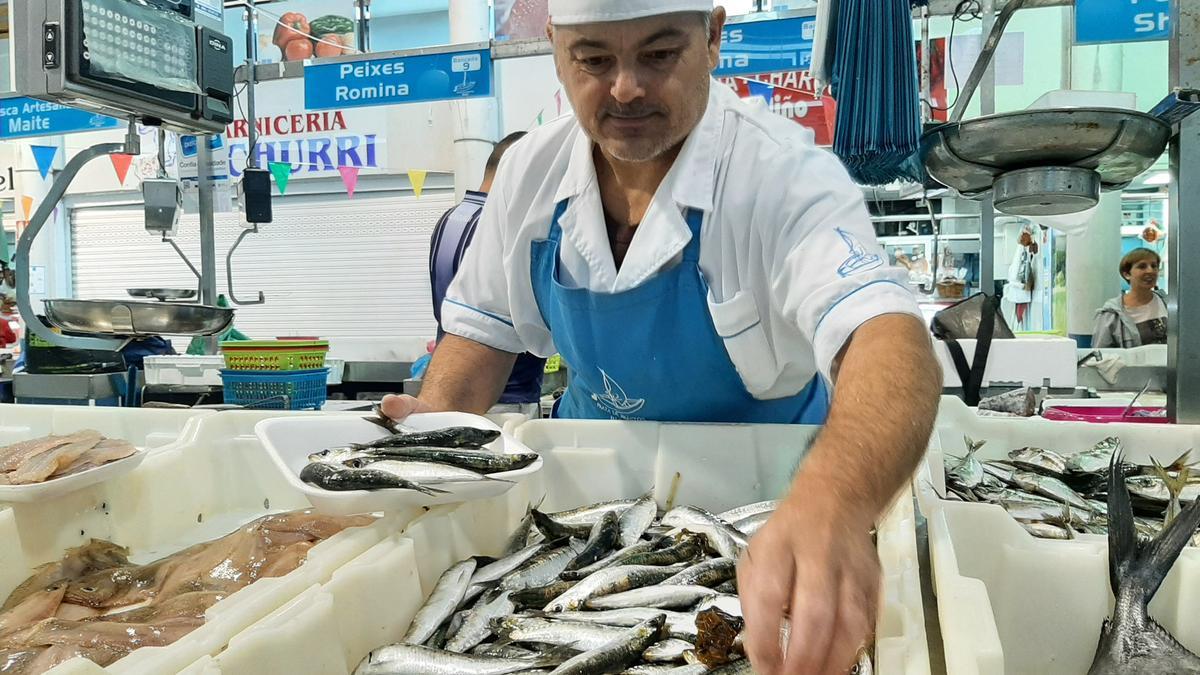 El placero Miguel Martínez, en Bueu, prepara ayer una bandeja con sardinas.