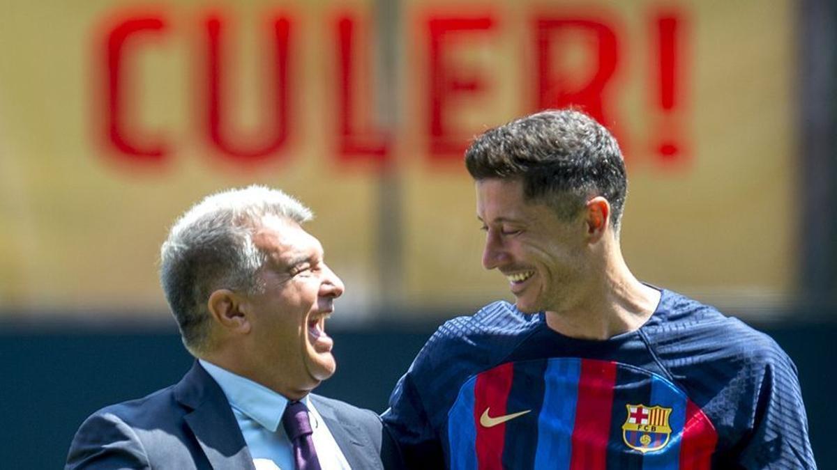 Joan Laporta junto al delantero Robert Lewandowski.