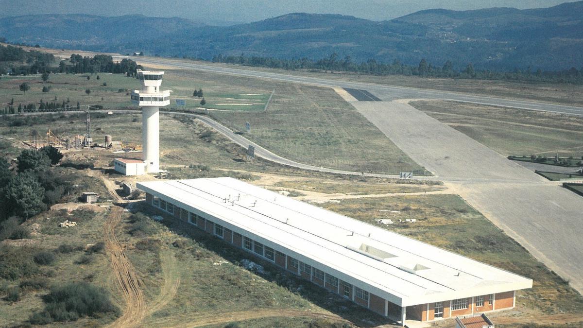 Vista de las obras de la torre de control y de la terminal de Peinador en los años 70 en su ubicación actual.
