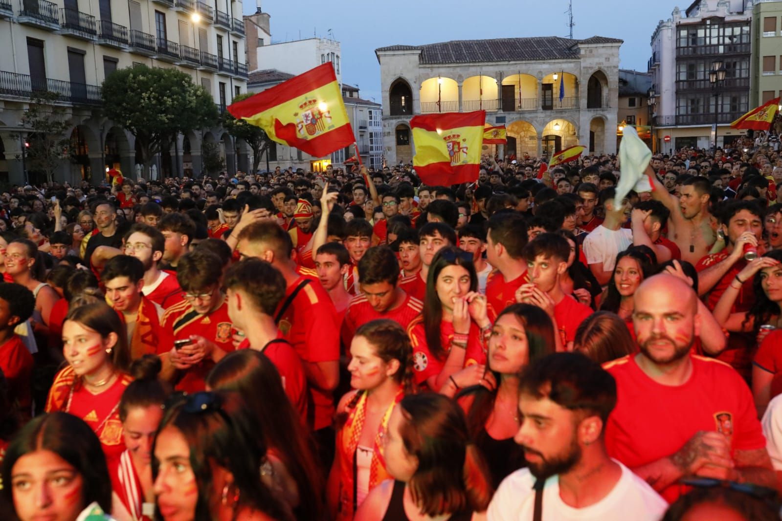 GALERÍA | La afición empuja a la selección española en Zamora