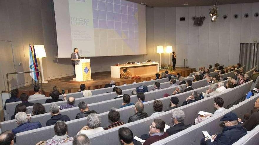 El alcalde, Xulio Ferreiro, interviene en el foro &#039;Tecendo Litoral&#039;, el pasado mes de abril.