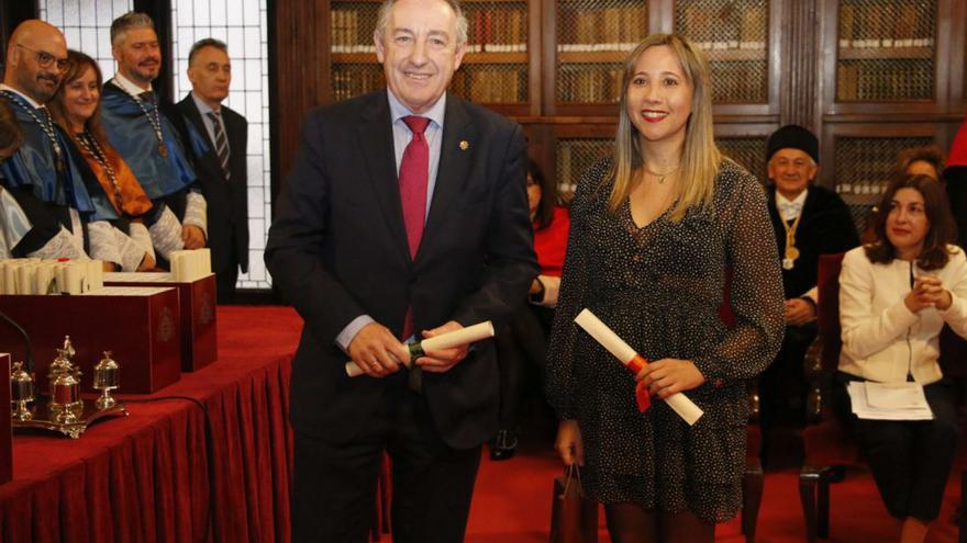 Verónica Gilsanz Rodríguez recibe su premio de manos de Carlos Rodríguez Noriega. |  | PABLO SOLARES