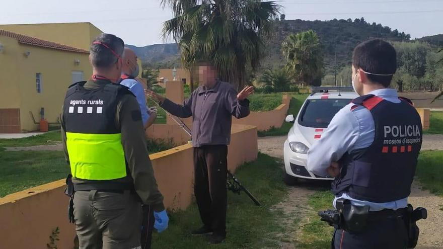 Agents Rurals sancionant un pescador a Riba-roja d&#039;Ebre