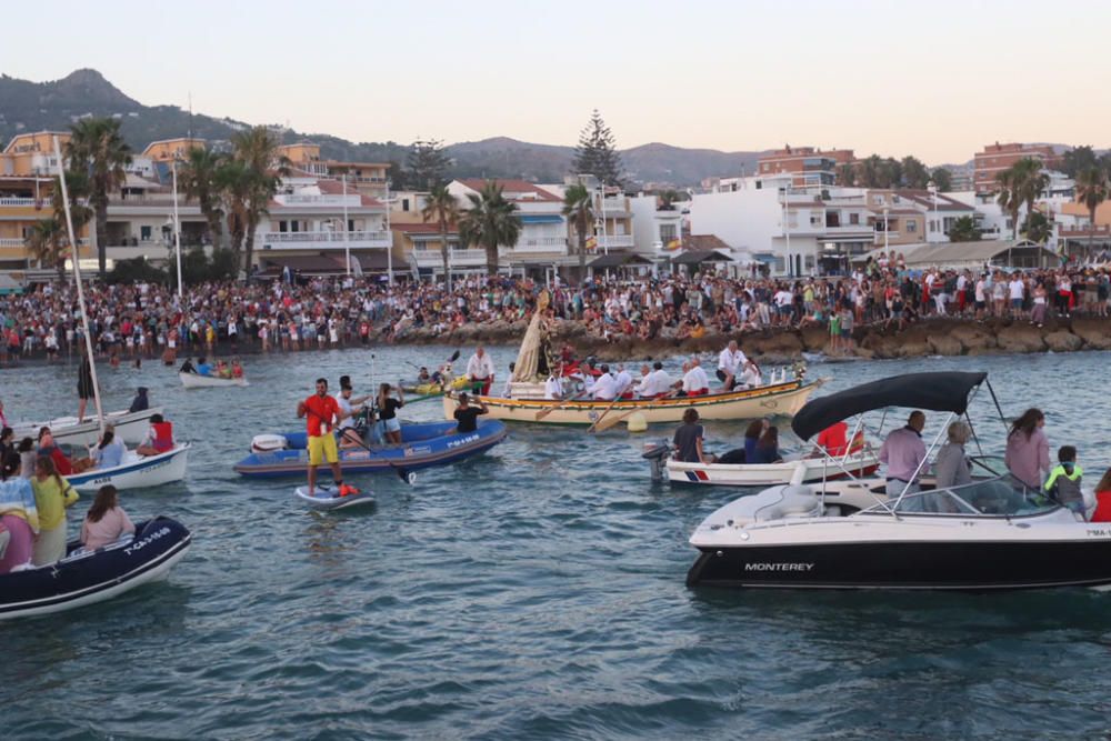 La Virgen del Carmen se hace a la mar en Pedregalejo, rodeada de cientos de personas.