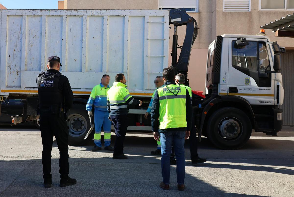 Operarios y agentes durante el servicio de limpieza.