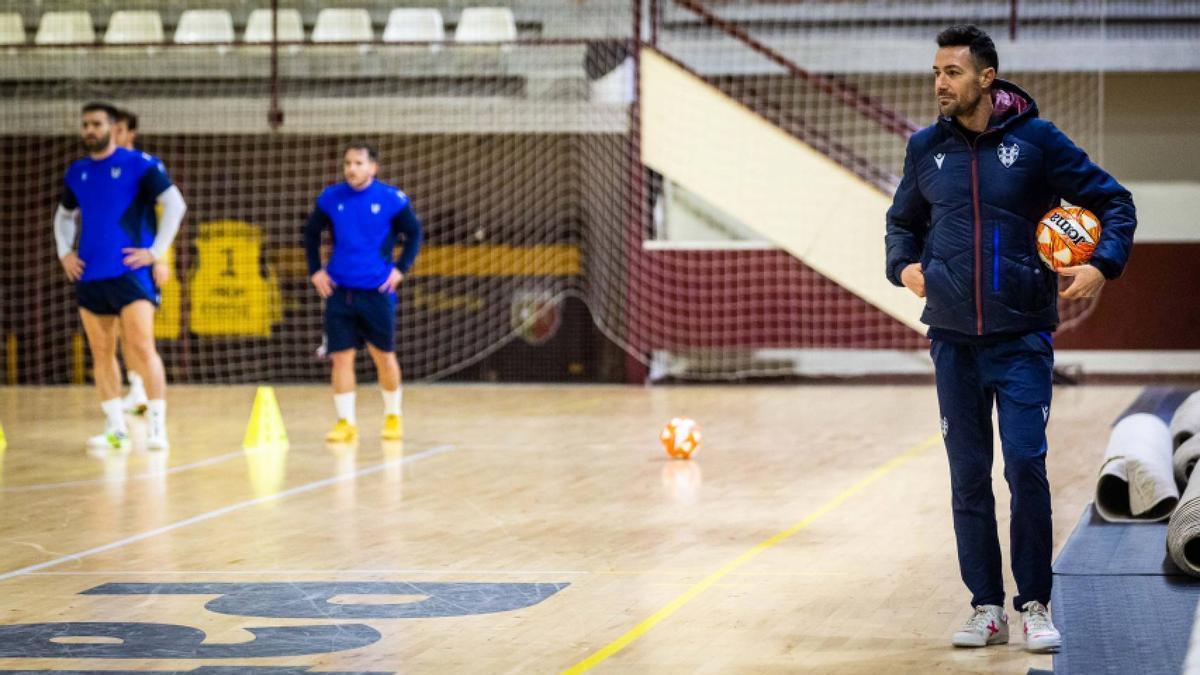 Carlos Márquez dirigiendo un entrenamiento del Levante UD FS