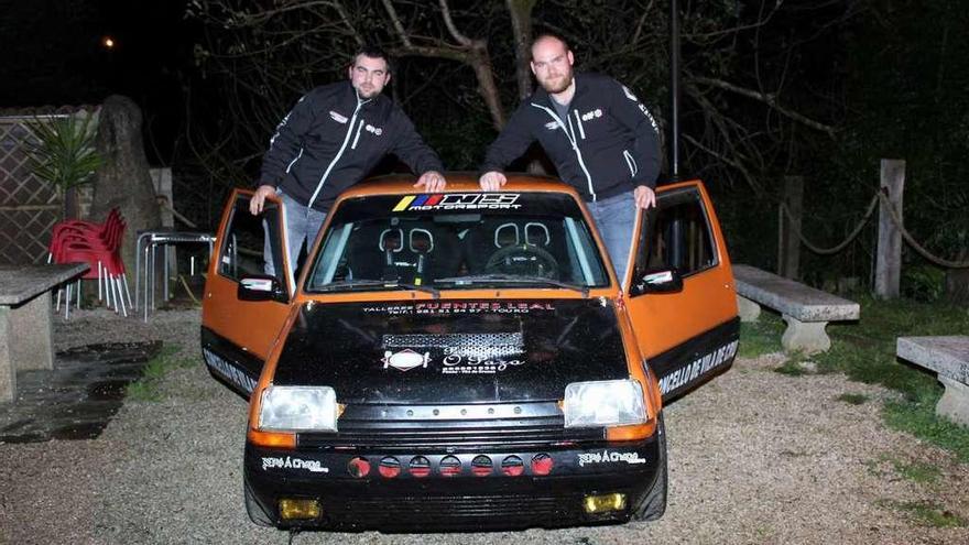 Manuel Botana y Álvaro Amosa debutarán en Touro | El pasado sábado los cruceños  Manuel Botana y su copiloto Álvaro Amosa presentaron el Renault 5 con el debutarán el próximo fin de semana en la segunda edición del Rallymix de Touro. La dupla tiene previsto poder tomar la salida en alguna prueba más del calendario autonómico después de poder rematar con éxito la preparación de su unidad dentro del equipo Motor Botana Sport. Tanto Botana como Amosa podrán cumplir de esta forma su ansiado  sueño de competir en la presente temporada tras haber invertido tiempo y dinero en su preparación.