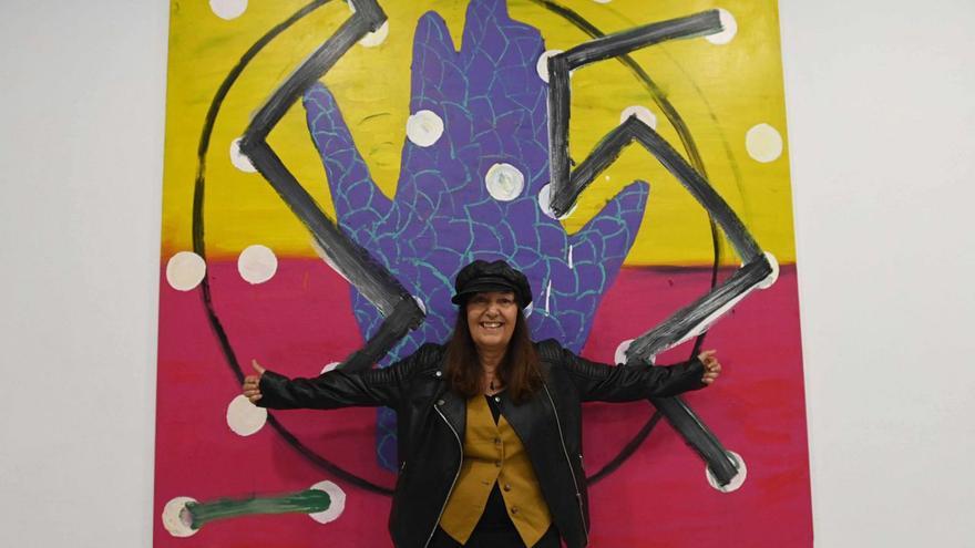 Menchu Lamas, onte en Évame Oroza, na inauguración da súa exposición. |  Pablo H. Gamarra