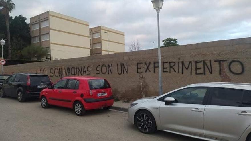 Denuncian pintadas negacionistas de la vacuna en un colegio de Bétera