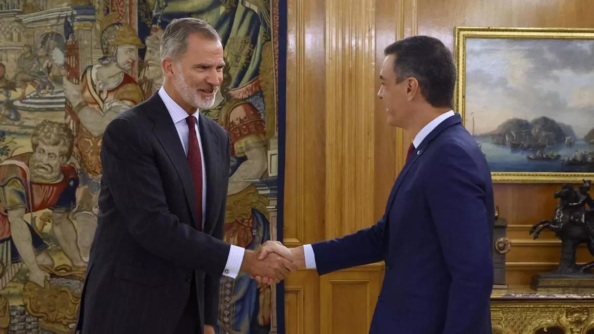 El rey Felipe VI estrecha la mano a Pedro Sánchez antes de proponerlo como candidato a la investidura en octubre de 2023.