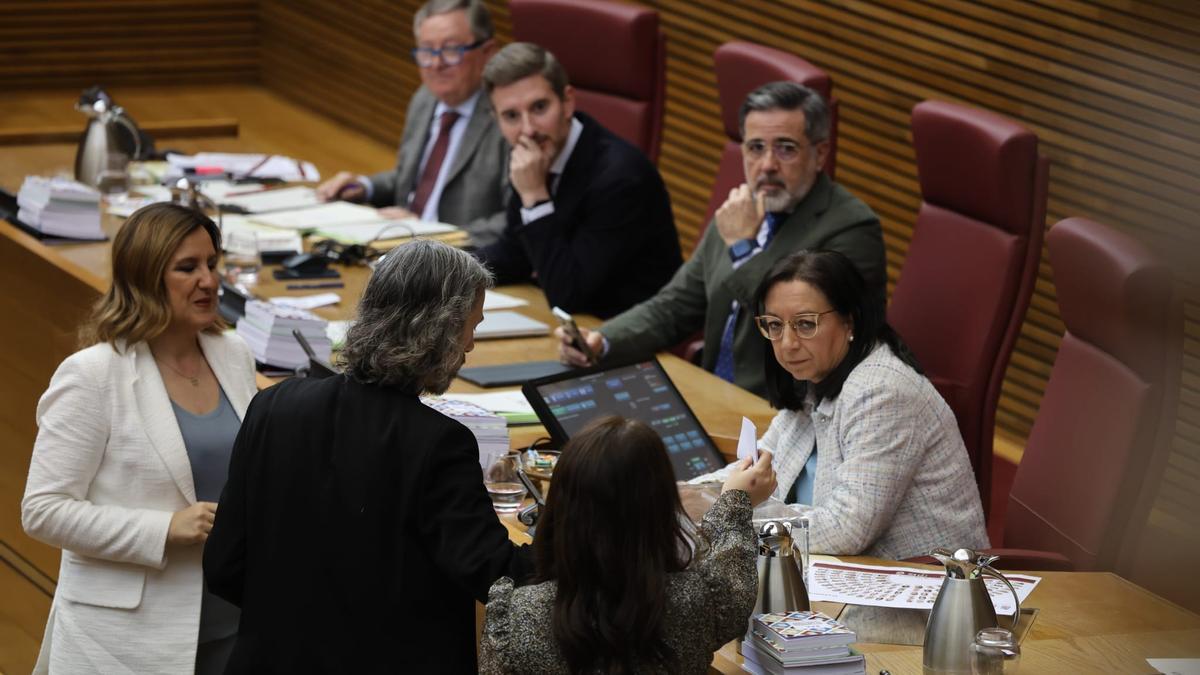 Los diputados de las Corts votan la elección de la nueva vicepresidenta segunda de las Corts.
