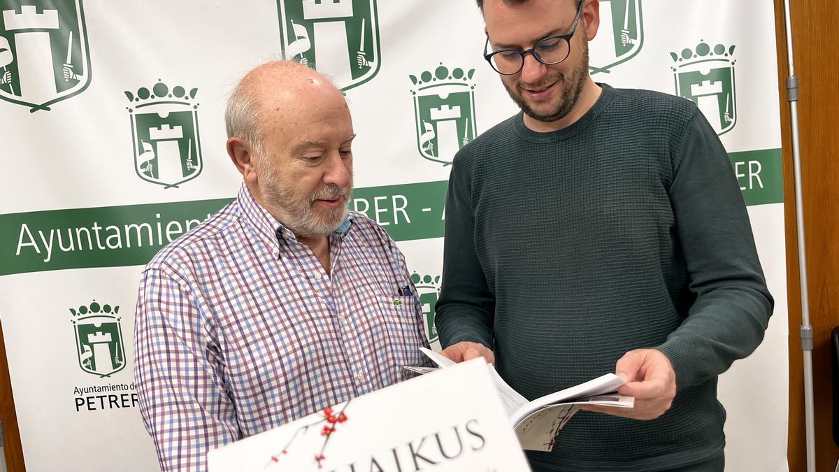 Juan Manuel Martínez Albert mostrando su libro &quot;299 Haikus&quot; al concejal de Cultura de Petrer.