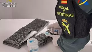Un detenido por el envío al aeropuerto de Alicante-Elche de dos kilos de cocaína en una maleta sin pasajero
