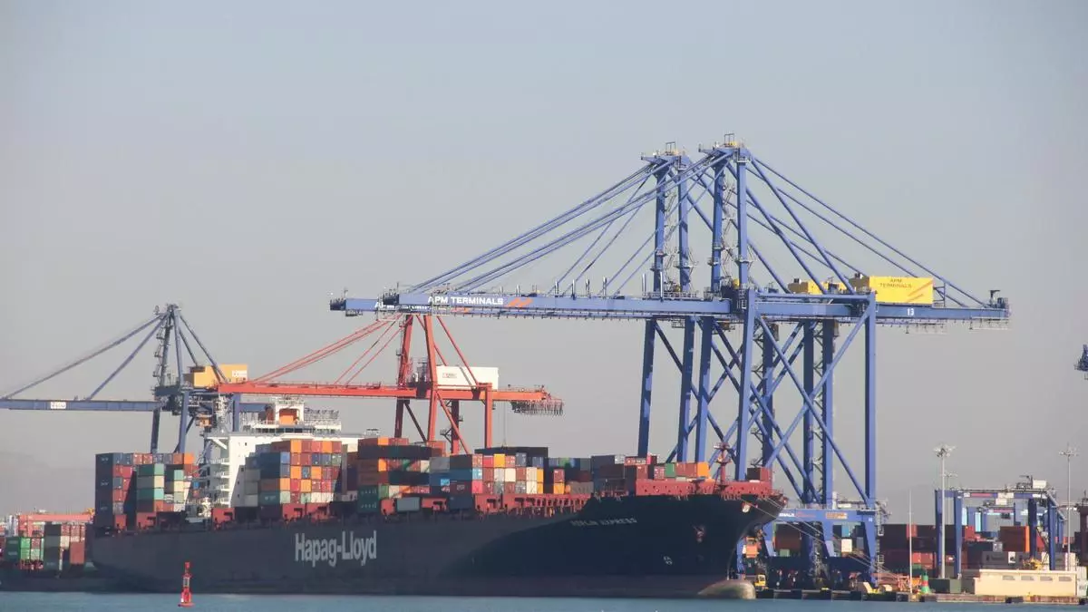 El puerto de València reabre el tráfico marítimo