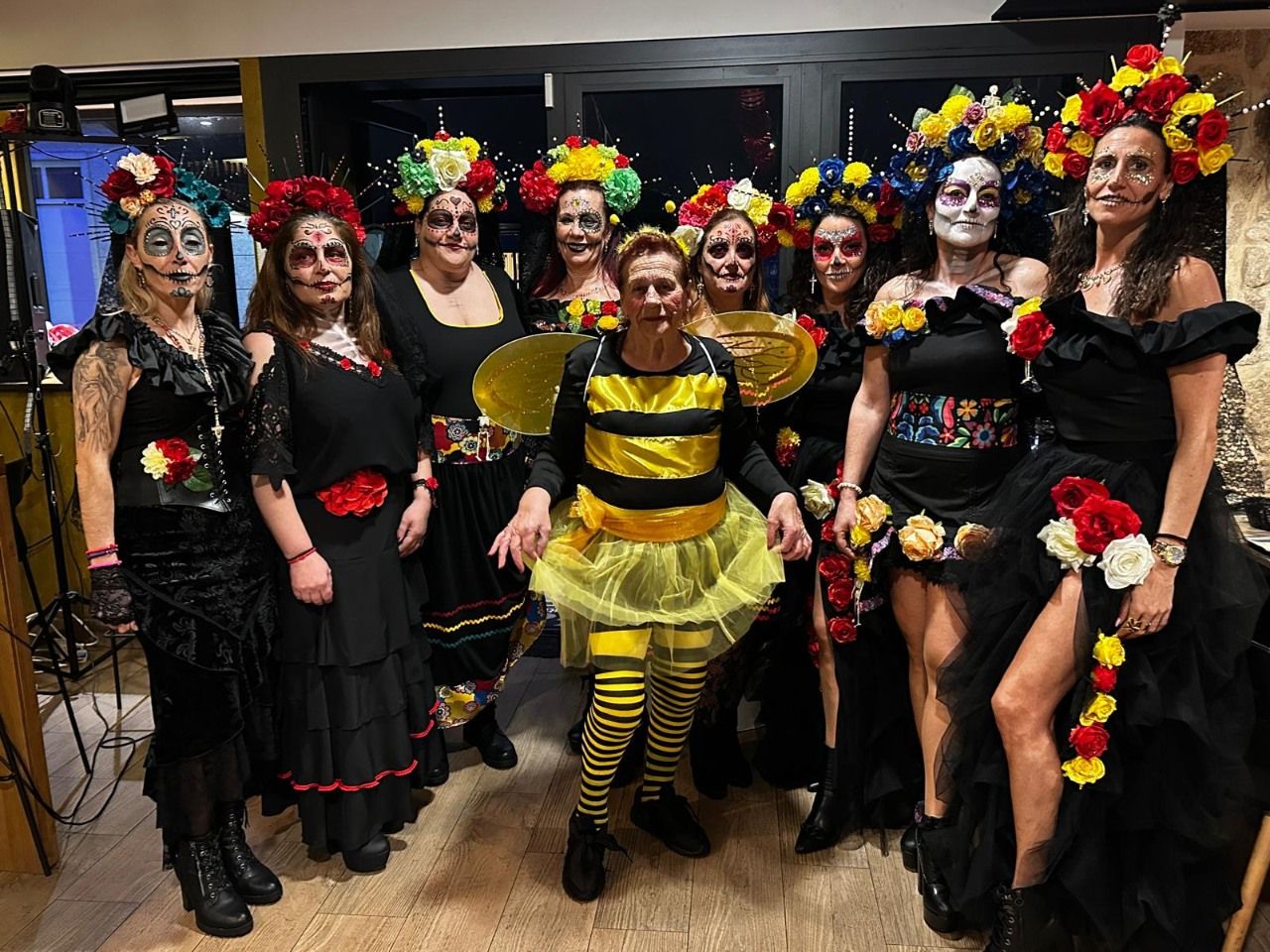Asistentes a la fiesta de carnaval en el restaurante O 48 da Platería.