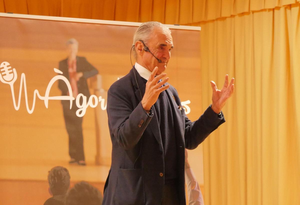 Mario Conde, durante su conferencia en Nules, ha negado el poder del voto ciudadano en la democracia española.