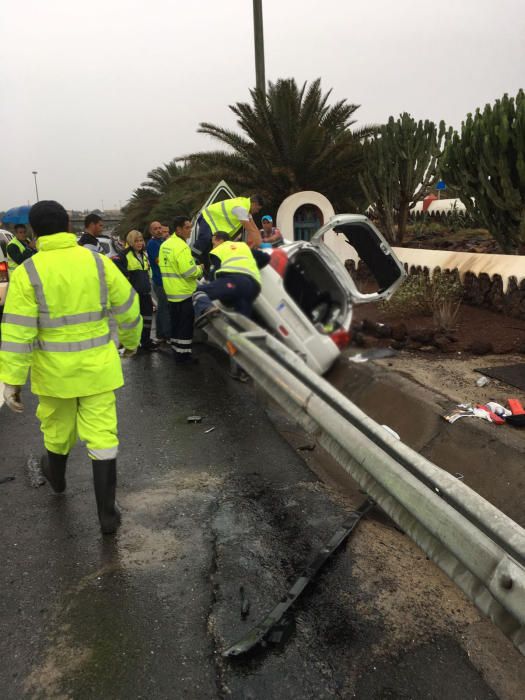 Vuelco de un vehículo en la GC-1