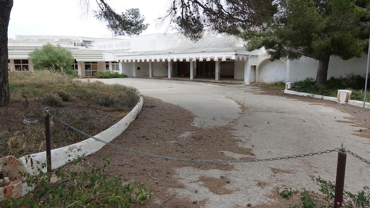 Éste es el aspecto actual del Casino de Calvià, en estado de abandono y entre grafitis