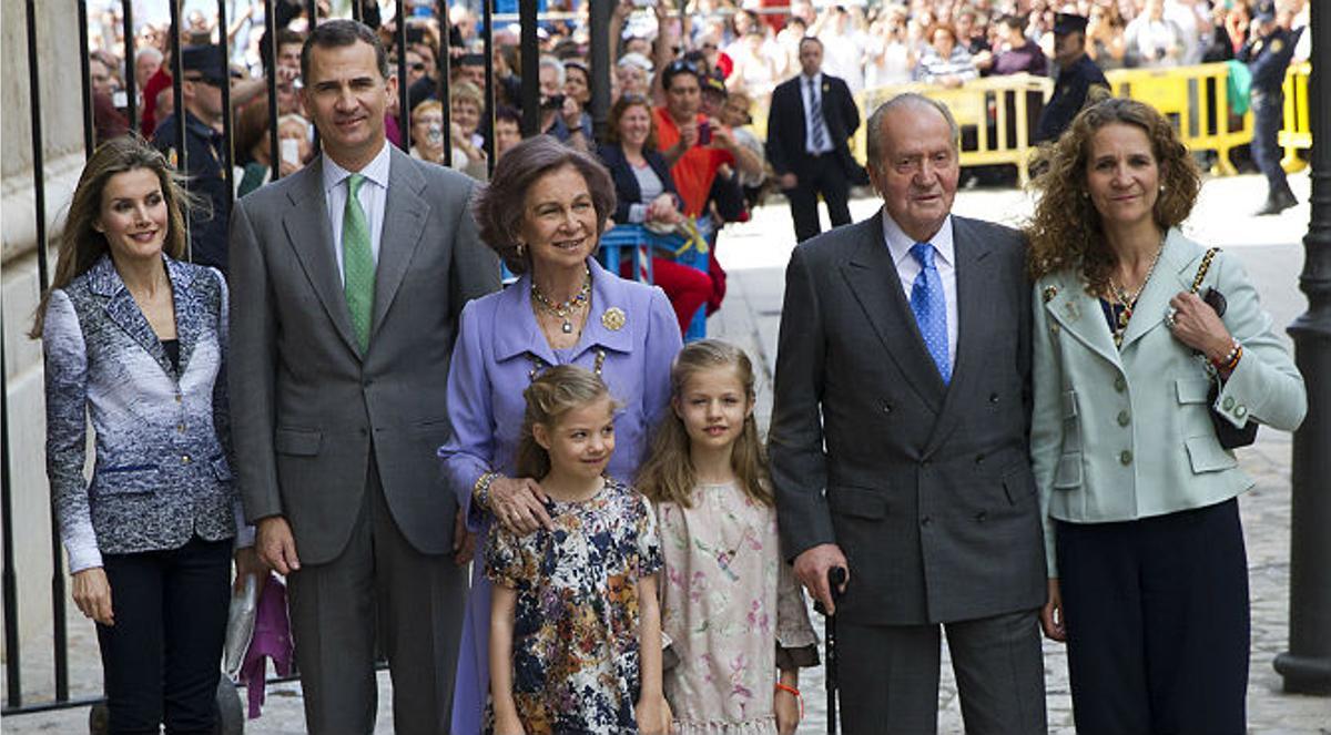 La familia real acude a la misa de Pascua en la catedral de Palma de Mallorca.