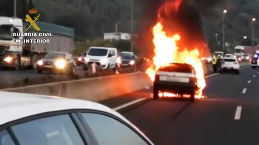 Arde un coche tras un accidente múltiple en la A2