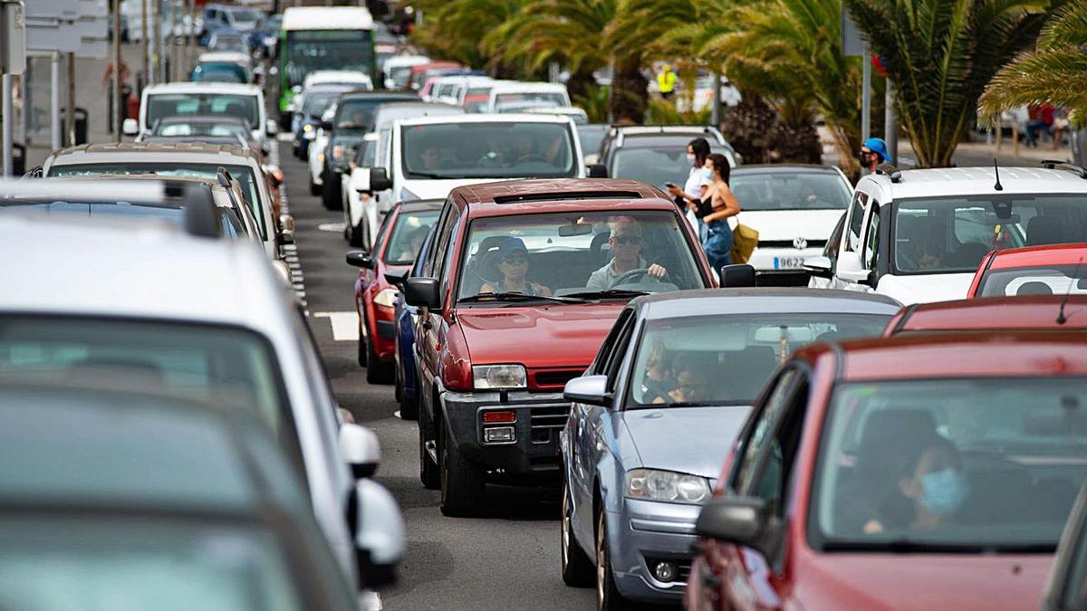 Colas para acceder a la playa de Las Teresitas.