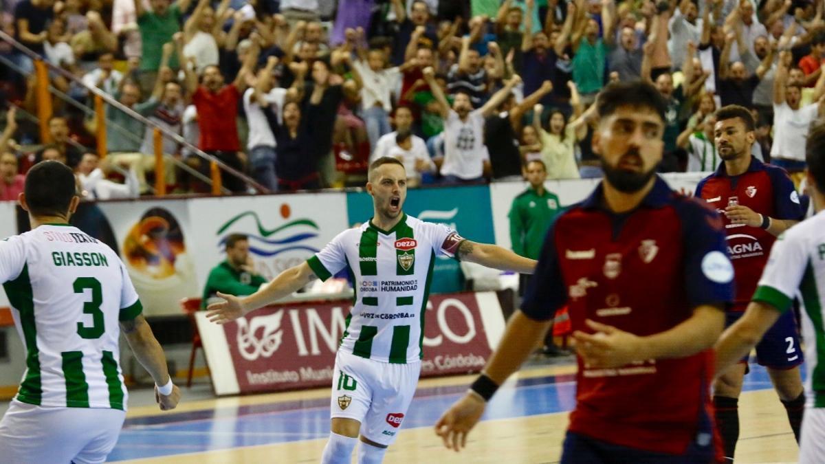Manu Leal celebra el gol de la victoria en el estreno del Córdoba Futsal en Primera (13-9-2019).