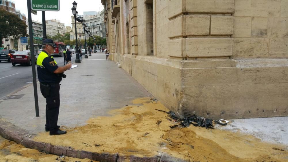 Un coche se empotra contra el Palacio de Justicia en Valencia