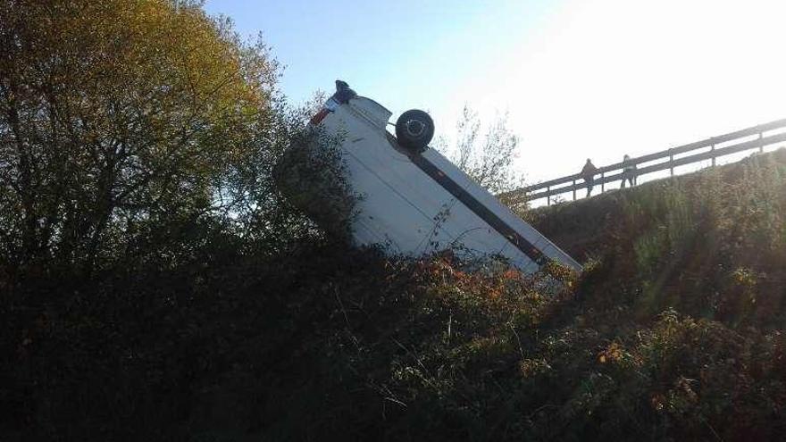 La furgoneta se salió de la vía y cayó por un terraplén. // FdV