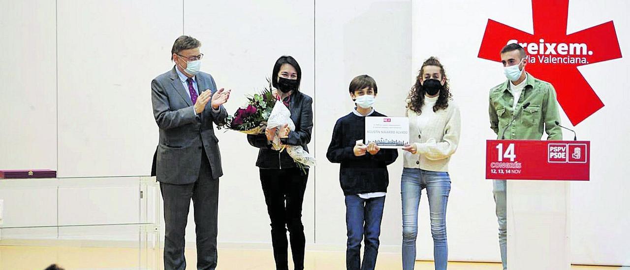 Puig, con la mujer y los hijos de Agustín Navarro, este jueves en la previa del congreso del PSPV.