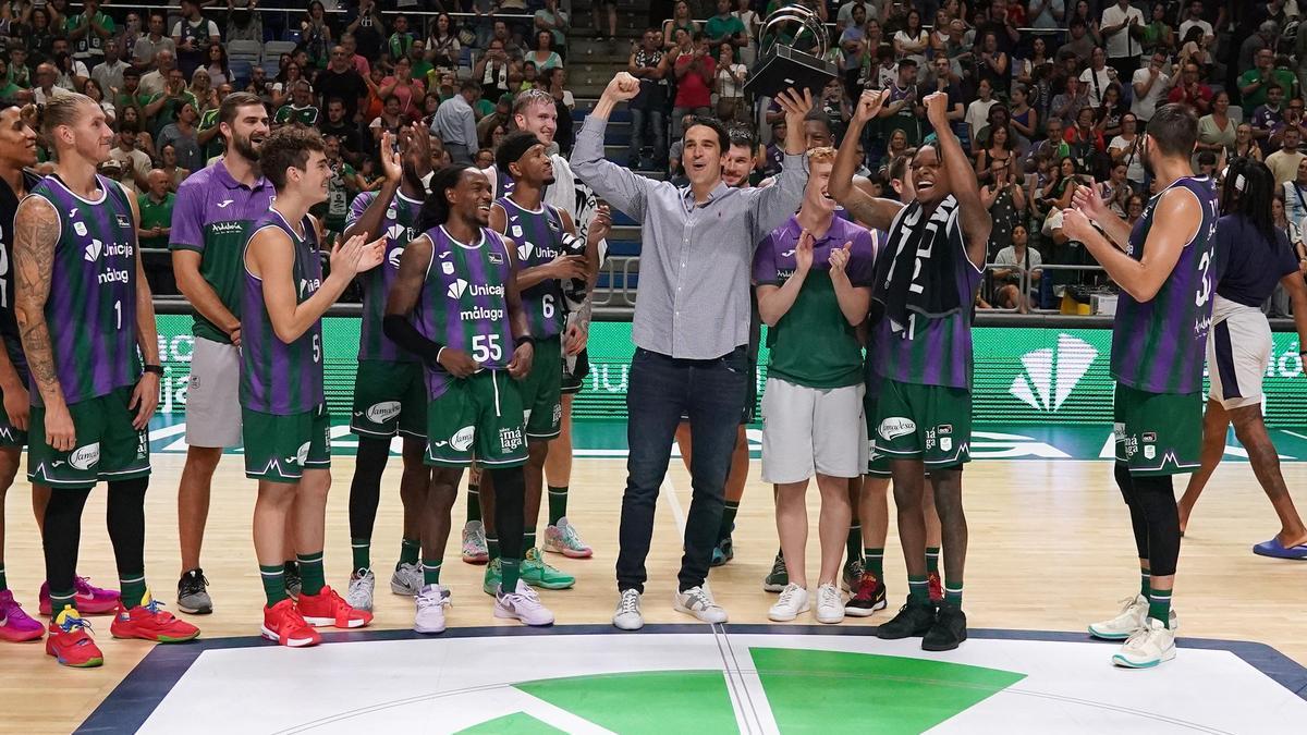 Carlos Suárez levantó el trofeo de campeón, rodeado de los jugadores del Unicaja