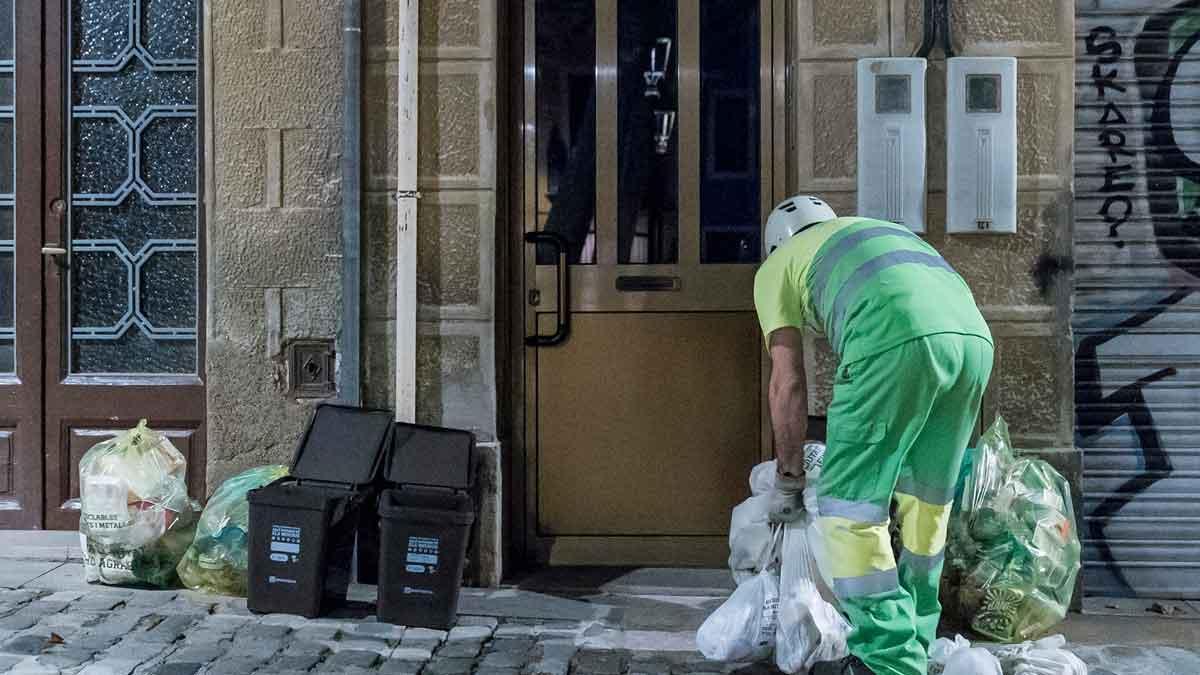 Recogida de basuras puerta a puerta en el barrio de Sarrià, en una imagen de archivo.