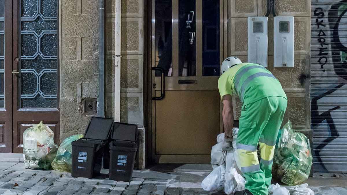 Recogida de basuras puerta a puerta en el barrio de Sarrià
