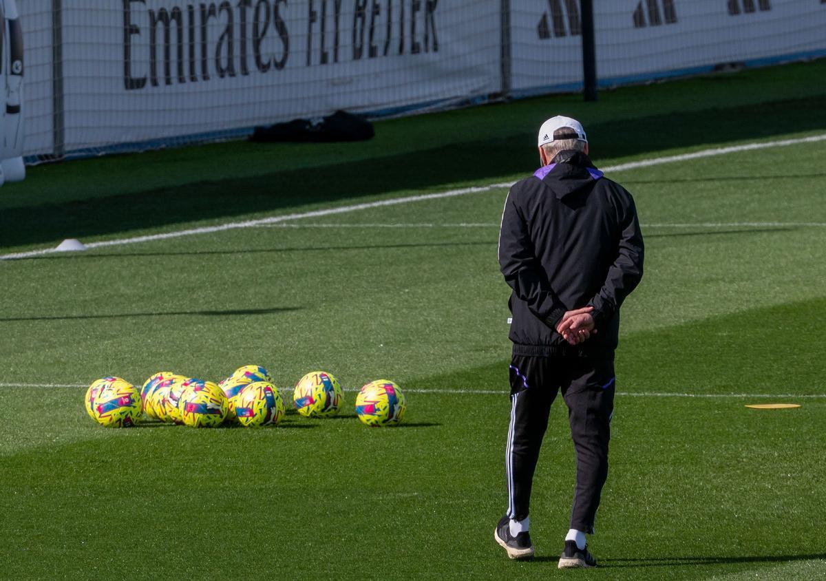 Carlo Ancelotti, entrenador del Real Madrid, durante el entrenamiento previo al 'clásico'.