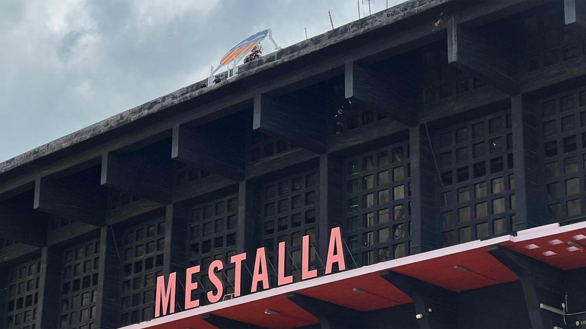 Colocan un escudo provisional del Valencia para el centenario de Mestalla