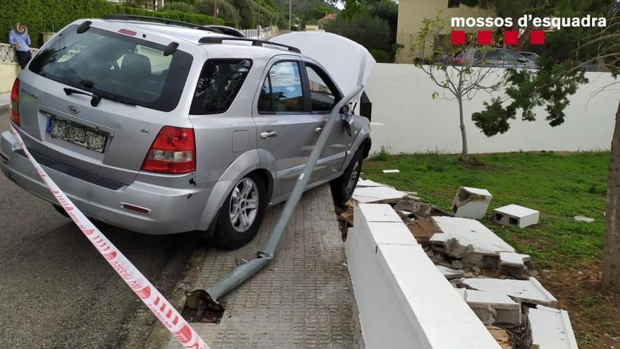 El vehicle encastat contra el mur de la casa