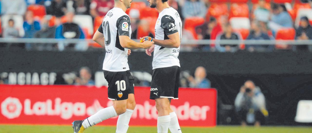 Carlos Soler y Gonçalo Guedes durante un partido en Mestalla